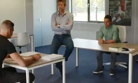 CHOÁNG! Tân binh Ajax bị Van Der Sar bắt... chép phạt 1000 lần