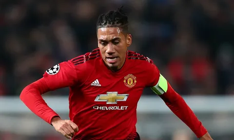 Roma cò kè bớt một thêm hai với M.U, quyết mua đứt Smalling