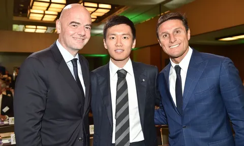 Chủ tịch FIFA "quan tâm" đến vợ mục tiêu Man Utd