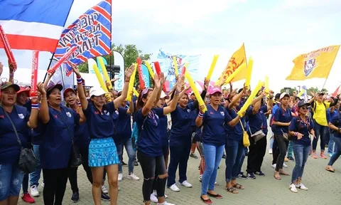 Chưa đấu Ấn Độ, CĐV Thái Lan đã "nhuộm xanh" Buriram