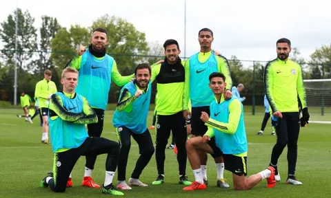 Chưa vô địch, dàn sao Man City đã "dàn cảnh" ăn mừng như thật