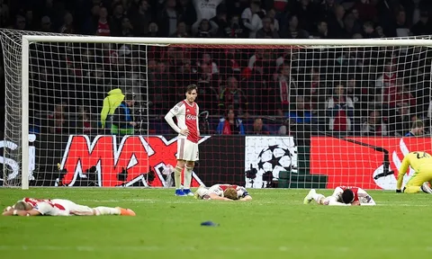 Từng cầu thủ Ajax ngơ ngác, không thể tin chuyện vừa xảy ra