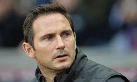 Chứng kiến Chelsea gặp họa, Lampard đánh tiếng trở lại