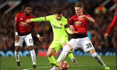 Có một Messi khổ sở như thế ở Old Trafford