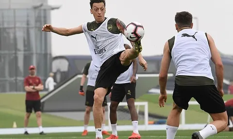 Có một Mesut Ozil rất khác ở Arsenal hiện tại