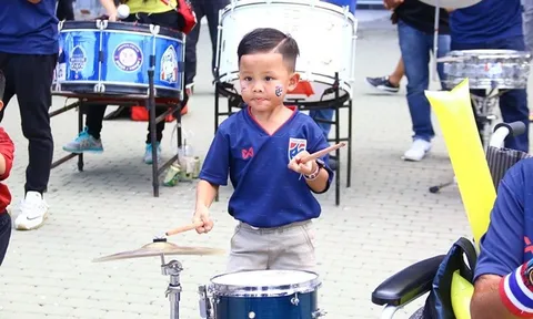 Cổ vũ Thái Lan, thần đồng chơi trống "cháy hết mình" trước sân Buriram