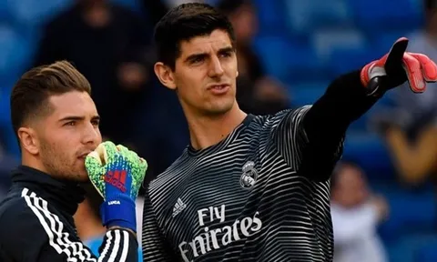 Courtois vừa bị "đấm" vừa được "xoa"