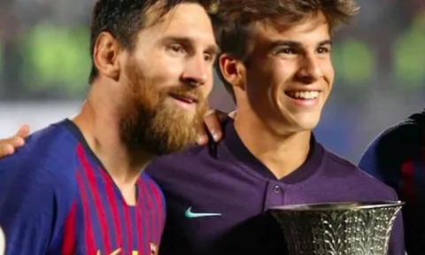 'Của để dành' Barca gây sốt khi chơi đùa với bóng tennis