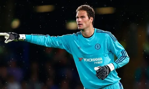 Cựu thủ môn Chelsea chuẩn bị kiểm tra y tế ở AC Milan