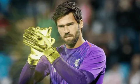 "Tay vàng" Alisson đang gợi Liverpool nhớ về "quá khứ kinh hoàng"!