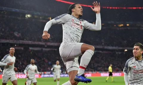 CĐV Liverpool phát cuồng vì pha đánh đầu quyết định của Van Dijk