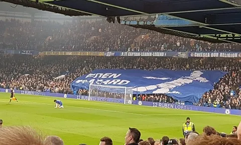 Fan Chelsea làm điều khó tin với Hazard trên sân Stamford Bridge