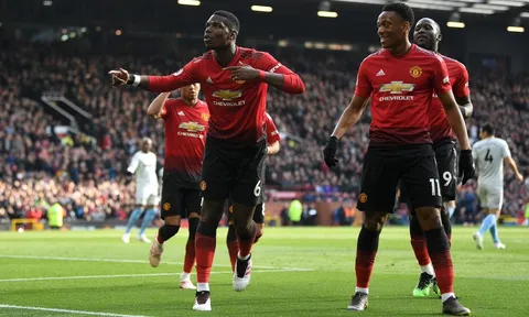 Lập cú đúp phạt đền, Pogba vẫn thua "Van Gol"