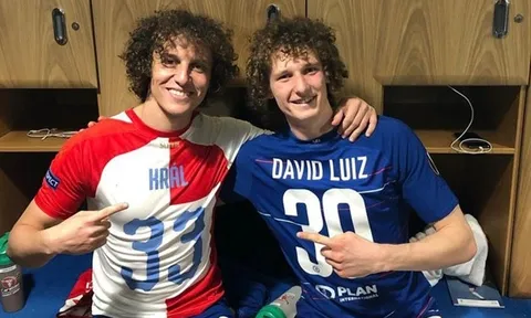 SỐC: David Luiz bất ngờ đụng độ "anh em sinh đôi" ngay trong trận đấu