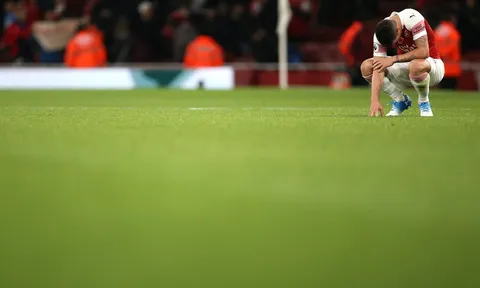 Top 4 xa dần, fan Arsenal điên máu: "Tống khứ của nợ ngu ngốc"