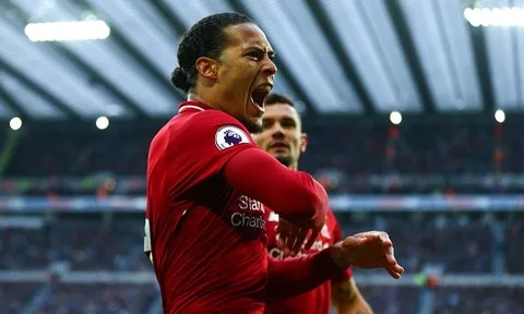 SỐC: Van Dijk sắm vai HLV, chỉ đạo thiên tài trên sân giúp Liverpool thắng lợi