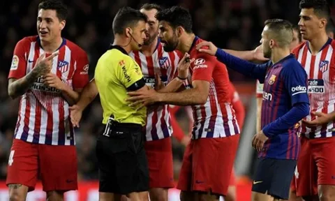 Costa chửi gì với trọng tài để phải "ăn" thẻ đỏ trực tiếp trước Barca?