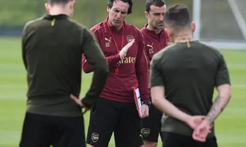 Dàn sao Arsenal, người nhăn nhó, người cúi mặt khi nghe Emery giáo huấn