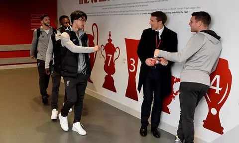 Dàn sao Liverpool làm "thủ tục" bất ngờ tại Anfield