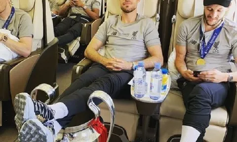 Dàn sao Liverpool ngạo nghễ mang cúp bạc danh giá về quê nhà sau 14 năm
