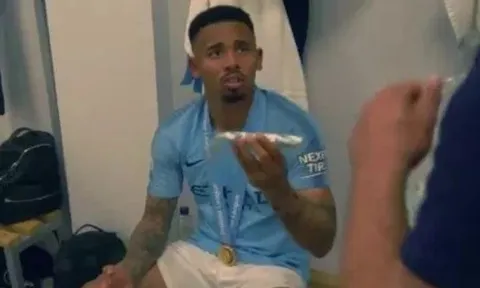 Dàn sao Man City lạ lẫm với món bánh được chủ nhà Brighton mời