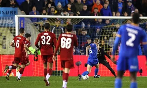 Dẫn trước 2 bàn, Liverpool vẫn phải đá lại với đội "nhược tiểu" hạng 3