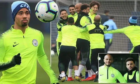 Đẩy áp lực về Liverpool, dàn sao Man City vui như hội trên sân tập