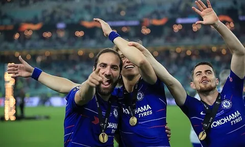 Đây, điều Higuain làm với Luiz sau scandal gây gổ trên sân tập