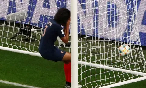 Đây! Pha phản lưới nhà 'tồi tệ' nhất cấp độ World Cup