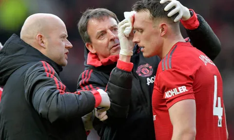Phil Jones phải đổ máu vì 'ngôi sao tương lai' của Man United