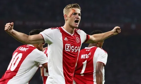 Nhìn Ajax bắn hạ Kền kền trắng, fan Quỷ đỏ thèm muốn một cái tên