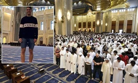 Sao Arsenal hứng bão dư luận vì mặc quần đùi vào chốn linh thiêng