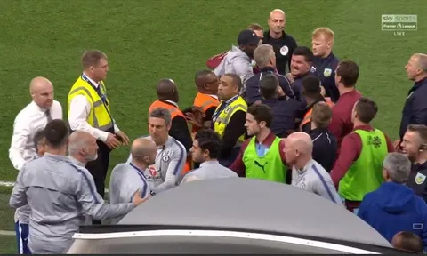 Điểm nhấn Chelsea 2-2 Burnley: Trận đấu của những cái đầu nóng