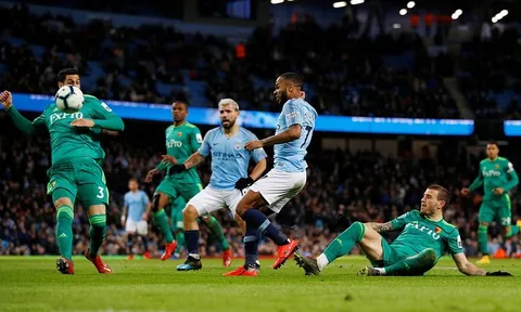 Điểm nhấn Man City 3-1 Watford: Trọng tài đã sai; Fan Liverpool cay cú