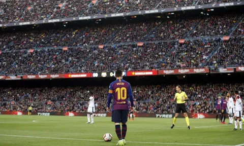 Diệt gọn Real giúp Barcelona vượt mặt Man Utd trên MXH