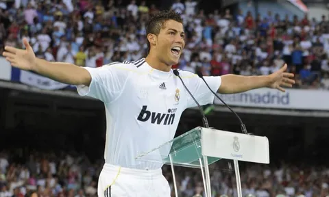 Đội hình Real Madrid khi Ronaldo ra mắt như thế nào?