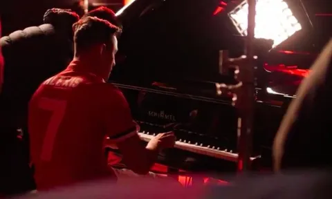 Đừng đến Man Utd chỉ để đánh piano, Alexis Sanchez!