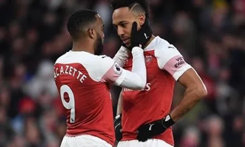 Được "tặng" penalty, Aubameyang nói Lacazette là "cậu bé hư"