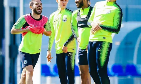 Áp lực từ Liverpool nhưng dàn sao Man City chẳng thể 'nghiêm túc' trên sân tập