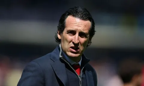 "Emery chỉ đơn giản vứt tôi ra ngoài"