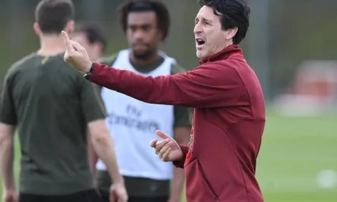 Emery chỉ thẳng mặt học trò, sân tập Arsenal căng thẳng tột độ trước giờ G
