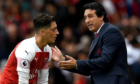 Sau tất cả, Emery phá vỡ im lặng về việc loại Ozil 4 tháng trời