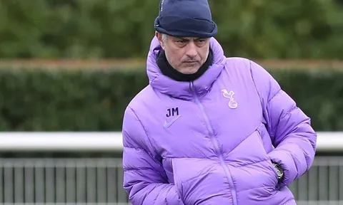 Harry Kane mất tích, 'cứu cánh của Mourinho' cười tươi rói trên sân tập Tottenham