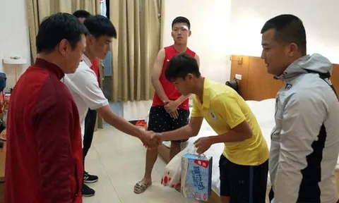 Đấm cầu thủ Trung Quốc khâu 6 mũi, đàn em Quang Hải vào bệnh viện xin lỗi