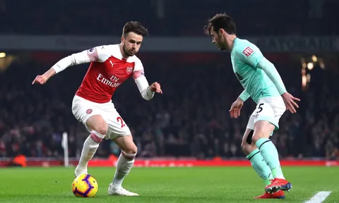 Không phải Ozil, CĐV Arsenal 'điên đảo' vì cái tên đá chính sau 3 năm