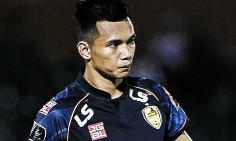 Fan quốc tế châm chọc pha câu giờ tai hại của thủ môn V-League