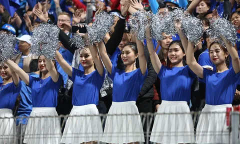 Fan nữ Quảng Ninh cực xinh "đạo náo" Hàng Đẫy