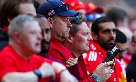 Fan Wolves gọi tên Aguero, cả sân Anfield như 'chết lặng'