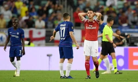 Arsenal đứng trên 'đôi chân' bằng đất sét