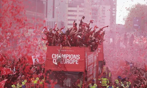 'Nhà vua' Liverpool nhuộm đỏ Merseyside ngày trở về nước Anh